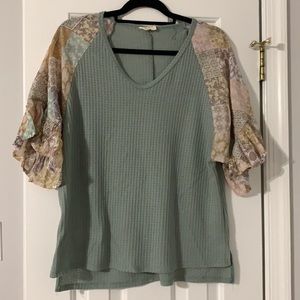 1 4 3 Story Top with Gorgeous Sleeves